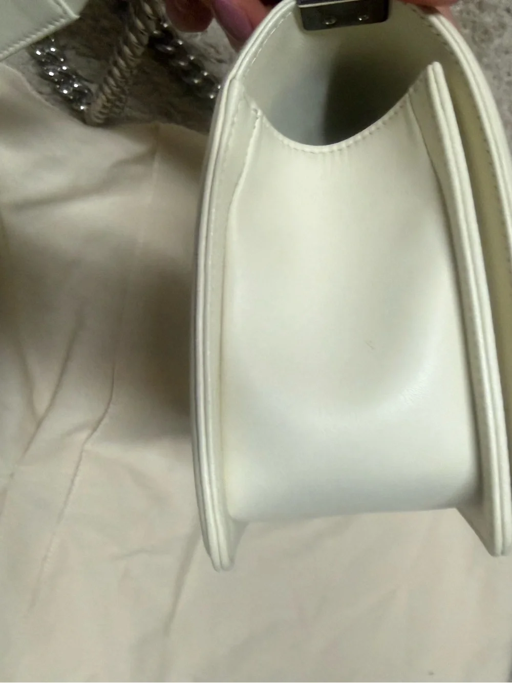 CHANEL White Chevron Quilted Shoulder Bag with Silver Chain